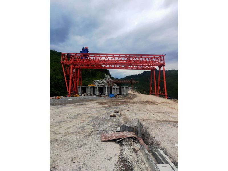 重慶匯森路橋工程建設(shè)有限公司，巴萬(wàn)高速三標(biāo)項(xiàng)目部采購(gòu)高遠(yuǎn)重型MG100/10-24m-9m龍門吊兩臺(tái)，設(shè)備發(fā)貨出廠